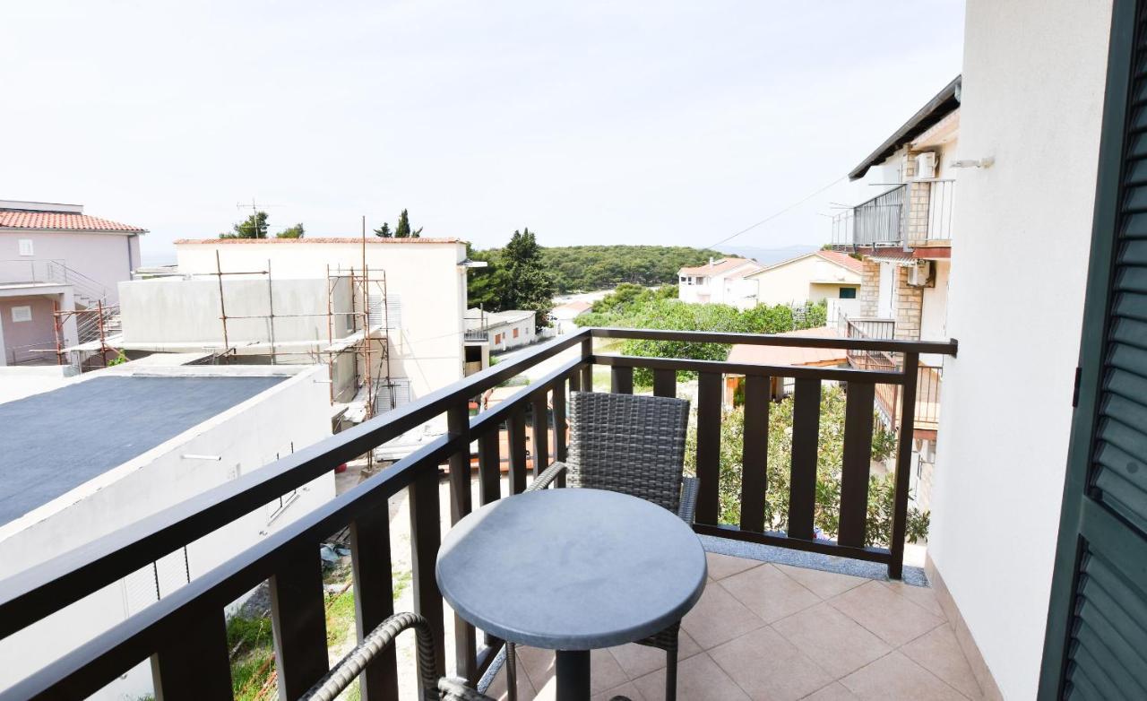 Apartments Karmen Примоштен Экстерьер фото