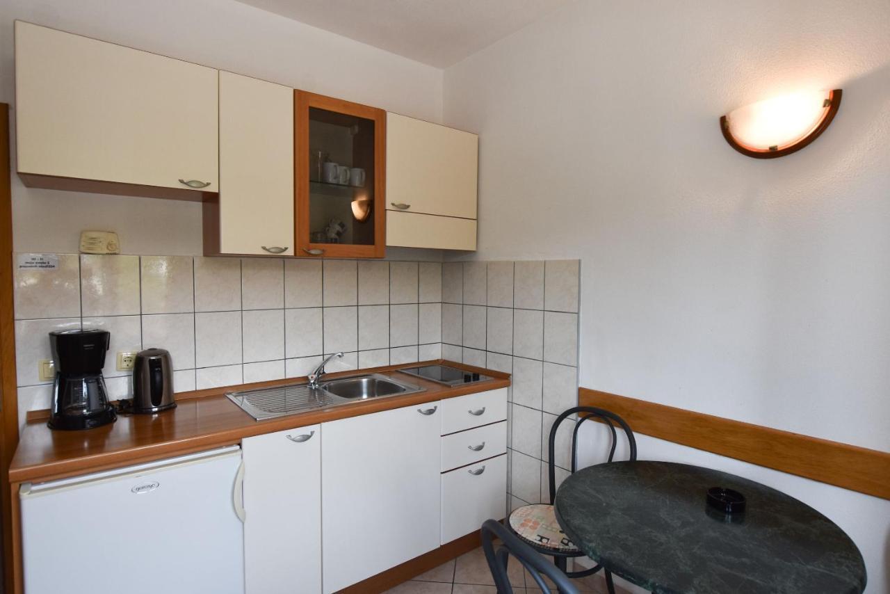 Apartments Karmen Примоштен Экстерьер фото
