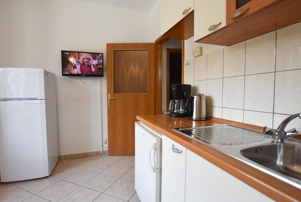 Apartments Karmen Примоштен Экстерьер фото