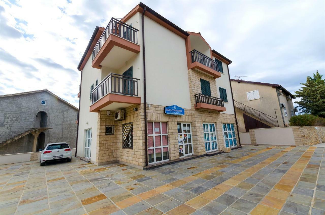 Apartments Karmen Примоштен Экстерьер фото