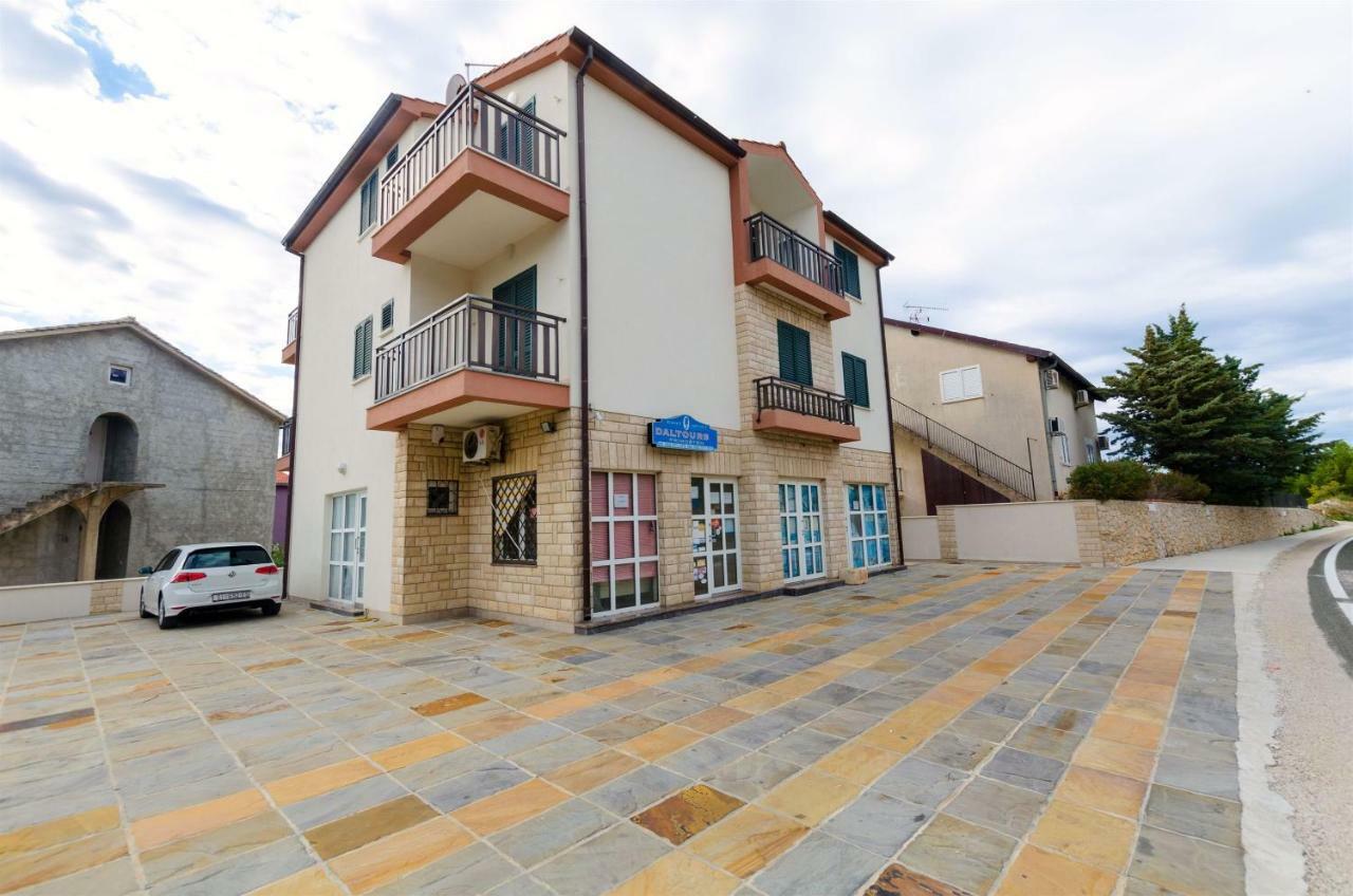 Apartments Karmen Примоштен Экстерьер фото